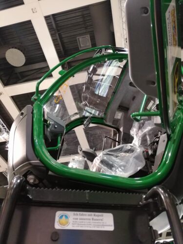Führerhaus eines Traktors, Sitze mit Plastikfolie bedeckt