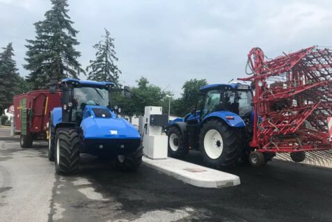 2 Traktoren an Zapfsäule_klein.jpg