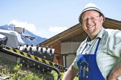 Walter Moosmair mit seinem e-Mähdrescher
© Timo Jaworr