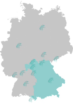 Symbolische Deutschlandkarte in grau, Bayern grün hervorgehoben, das Logo der Plattform zeigt verteilt wo Betriebe liegen