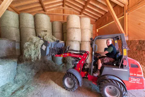 Franz Demmel Junior auf dem elektrisch betriebenen Hoflader
